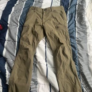 Wrangler hiking pants Men’s 32/32 flexible waist green cargo pants
